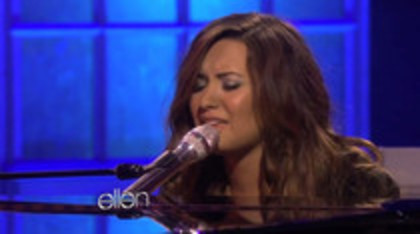 Demi Lovato Performs Skyscraper on the Ellen Show (333)