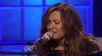 Demi Lovato Performs Skyscraper on the Ellen Show (349)