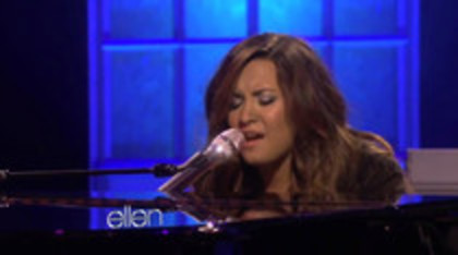 Demi Lovato Performs Skyscraper on the Ellen Show (366)