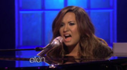 Demi Lovato Performs Skyscraper on the Ellen Show (373)