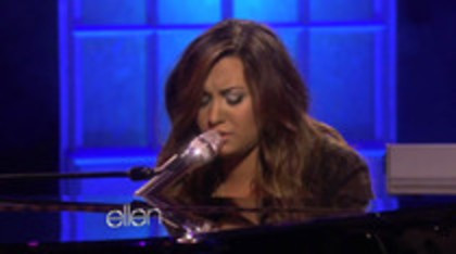 Demi Lovato Performs Skyscraper on the Ellen Show (423)