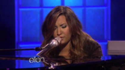 Demi Lovato Performs Skyscraper on the Ellen Show (425)
