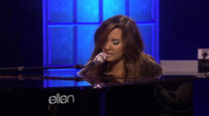 Demi Lovato Performs Skyscraper on the Ellen Show (456)