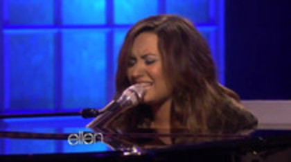 Demi Lovato Performs Skyscraper on the Ellen Show (460)