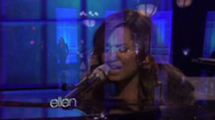 Demi Lovato Performs Skyscraper on the Ellen Show (520)