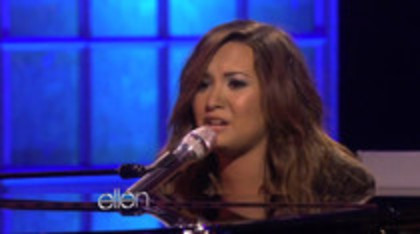 Demi Lovato Performs Skyscraper on the Ellen Show (522)