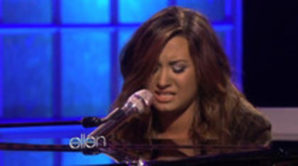 Demi Lovato Performs Skyscraper on the Ellen Show (527)
