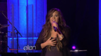 Demi Lovato Performs Skyscraper on the Ellen Show (622)