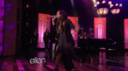 Demi Lovato Performs Skyscraper on the Ellen Show (653)