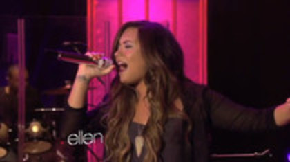Demi Lovato Performs Skyscraper on the Ellen Show (668)