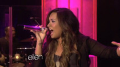 Demi Lovato Performs Skyscraper on the Ellen Show (672)
