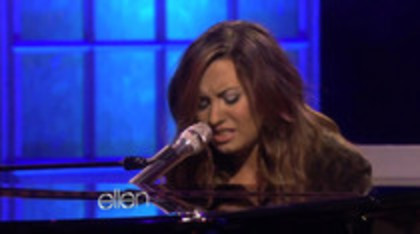 Demi Lovato Performs Skyscraper on the Ellen Show (722)