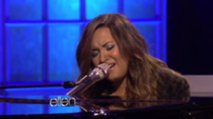 Demi Lovato Performs Skyscraper on the Ellen Show (726)