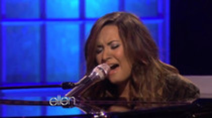 Demi Lovato Performs Skyscraper on the Ellen Show (729)