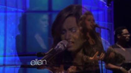 Demi Lovato Performs Skyscraper on the Ellen Show (733)