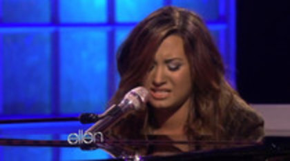 Demi Lovato Performs Skyscraper on the Ellen Show (763)