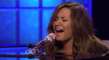 Demi Lovato Performs Skyscraper on the Ellen Show (772)