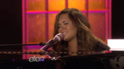Demi Lovato Performs Skyscraper on the Ellen Show (811)
