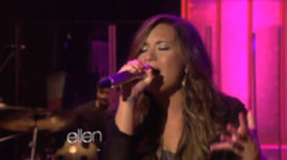 Demi Lovato Performs Skyscraper on the Ellen Show (932)