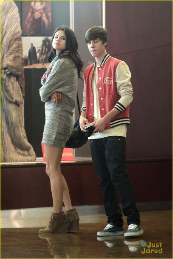 selena-justin-movies-sushi-01