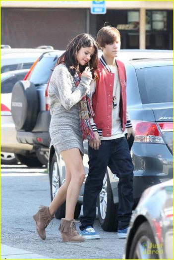 selena-justin-movies-sushi-02