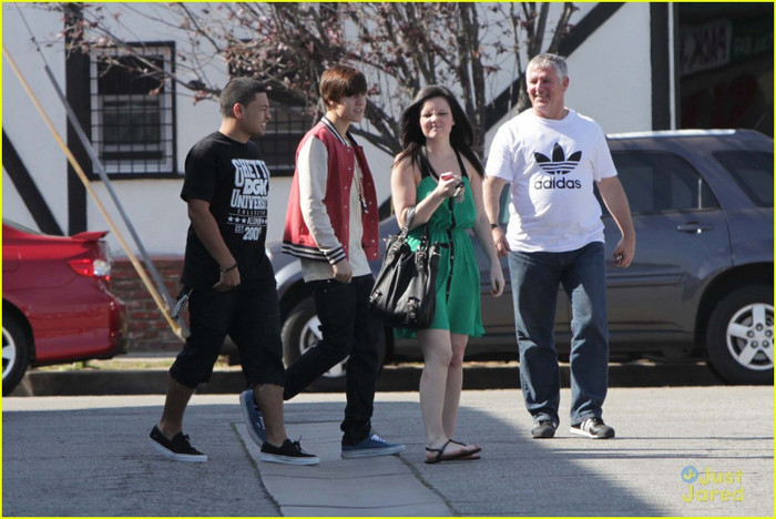 selena-justin-movies-sushi-03