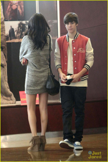 selena-justin-movies-sushi-04 - Selena Gomez and Justin Bieber Sushi on Saturday