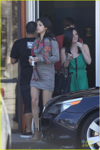 selena-justin-movies-sushi-05