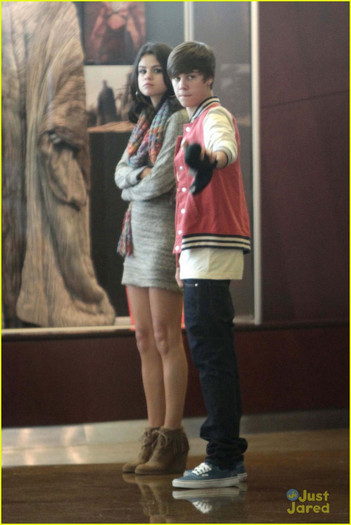 selena-justin-movies-sushi-06 - Selena Gomez and Justin Bieber Sushi on Saturday