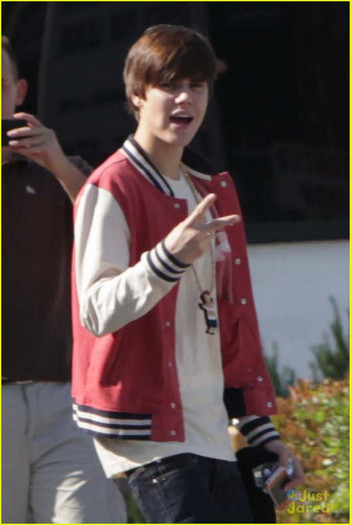 selena-justin-movies-sushi-07 - Selena Gomez and Justin Bieber Sushi on Saturday