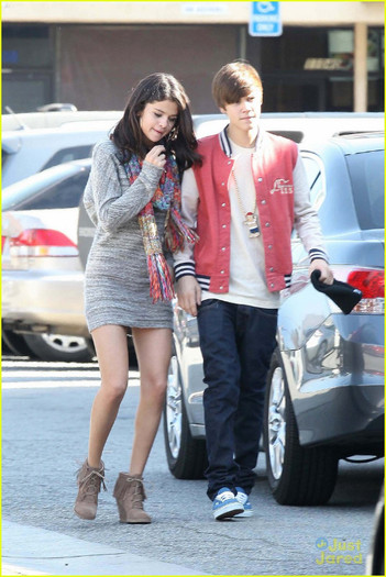 selena-justin-movies-sushi-11 - Selena Gomez and Justin Bieber Sushi on Saturday
