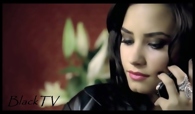 . . . [vorbi ceva la telefon]