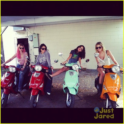 vanessa-selena-ashley-fla-01 - Ashley Benson Ridin with Selena Gomez and Vanessa Hudgens