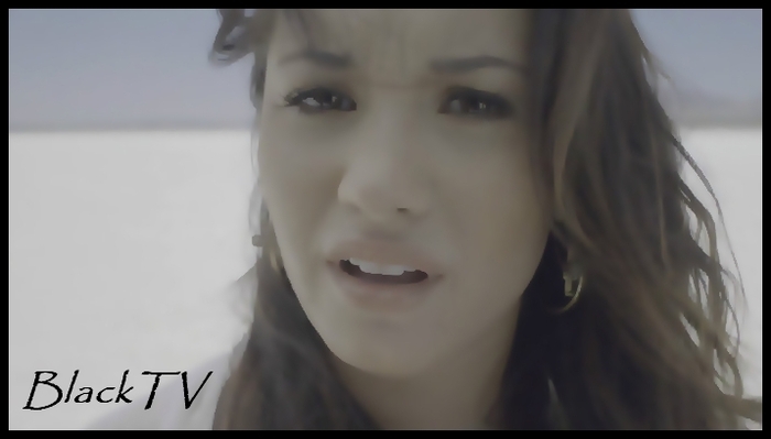 M-a sunat tatal sau sa-mi spuna. Nu-mi vine sa cred ca... a... a murit... [plangand mai tare]