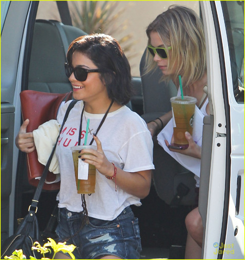 selena-gomez-tan-florida-01