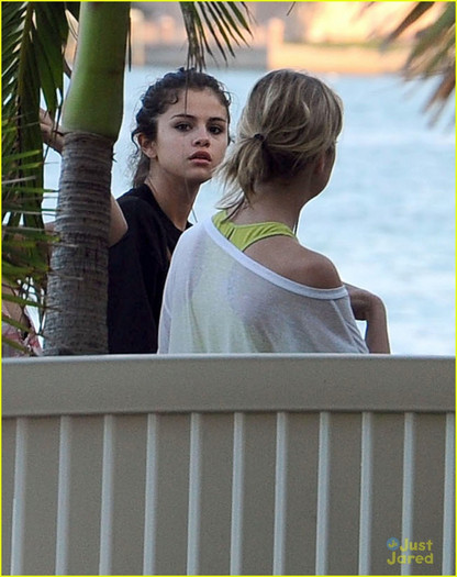 selena-gomez-tan-florida-08