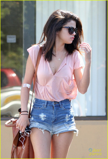 selena-gomez-card-signer-02