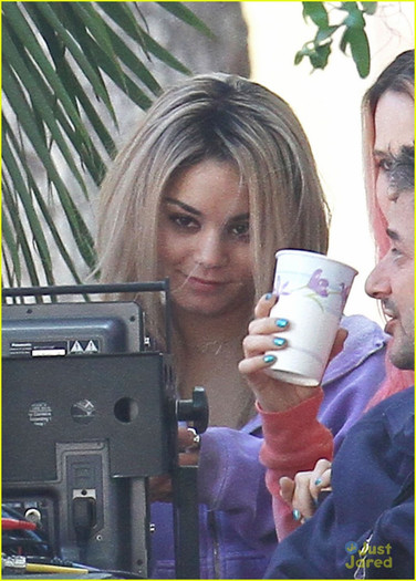 vanessa-hudgens-blonde-breakers-04 - Vanessa Hudgens Blonde for Spring Breakers