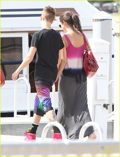 justin-selena-fishing-florida-02 - Selena Gomez and Justin Bieber Fishing in Florida
