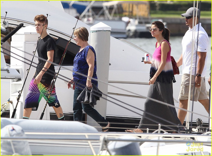 justin-selena-fishing-florida-03 - Selena Gomez and Justin Bieber Fishing in Florida