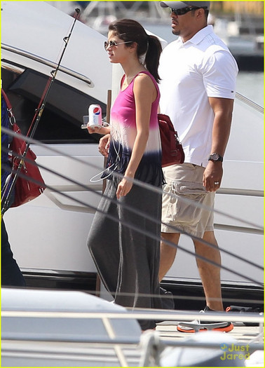 justin-selena-fishing-florida-05 - Selena Gomez and Justin Bieber Fishing in Florida