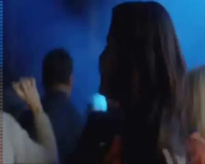 ◕ Bine Kiss .. ma uitam la stiri :">