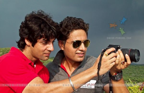 158656-gauav-khanna-with-karan-wahi-in-ritz-jeele-ye-pal