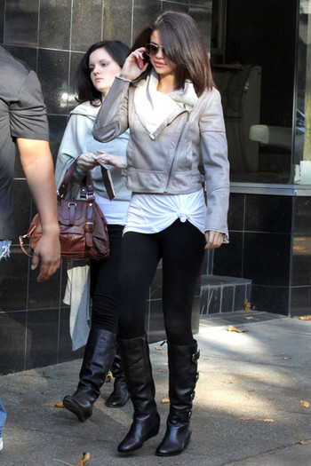 Selena+Gomez+Selena+Gomez+Hair+Salon+Vancouver+omvG15RQ2IHl - disney2012