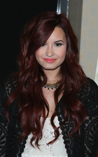 Demi+Lovato+Demi+Lovato+Signs+Copies+Seventeen+d_PqfN35Kbnl - disney2012