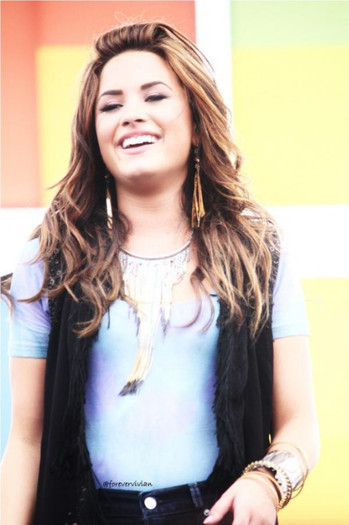 Demi-Lovato-amazing-smile-with-blonde-highlights - disney2012