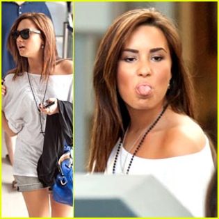 demi-lovato-blonde-tongue - disney2012