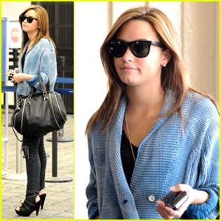 demi-lovato-burbank-tour - disney2012