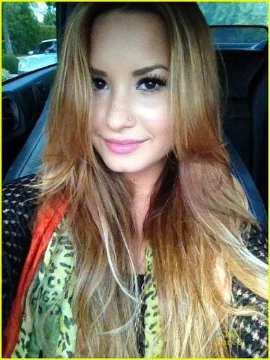 demi-lovato-debuts-new-blonde-do - disney2012