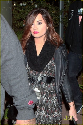 demi-lovato-halloween-horror-nights-02 - disney2012